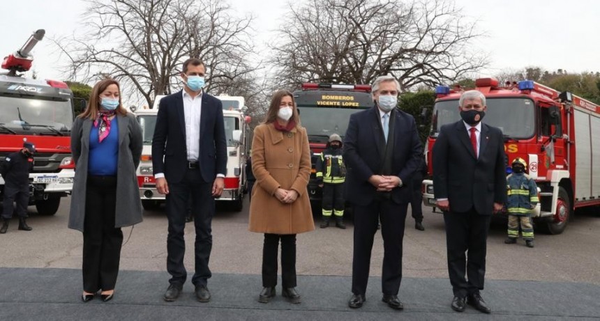 El Presidente Fern&aacute;ndez promulg&oacute; la Ley que fortalece a Bomberos Voluntarios, y felicit&oacute; a Bali Bucca por promoverla