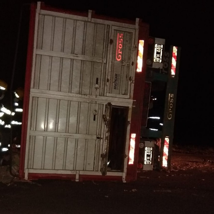 Ruta 205: Un cami&oacute;n volc&oacute; el acoplado que remolcaba a la altura de la bajada a Del Valle