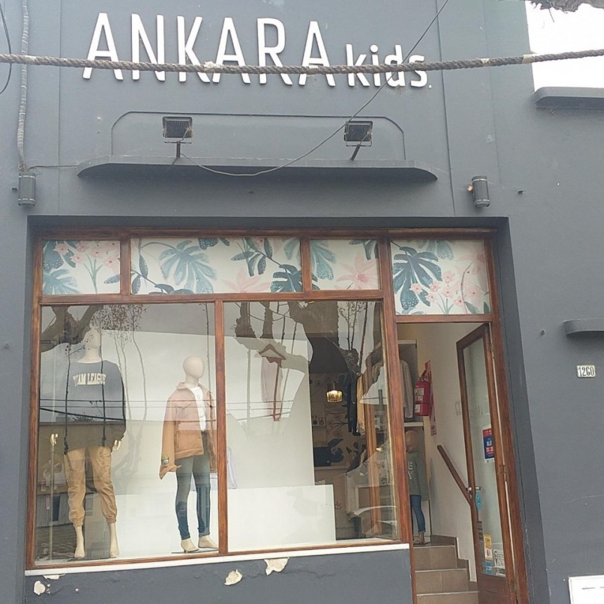 Un comercio de Bol&iacute;var fue v&iacute;ctima de vandalismo: "Por suerte s&oacute;lo se pudieron llevar lo que llevaba puesto un maniqu&iacute;, no entraron al lugar"