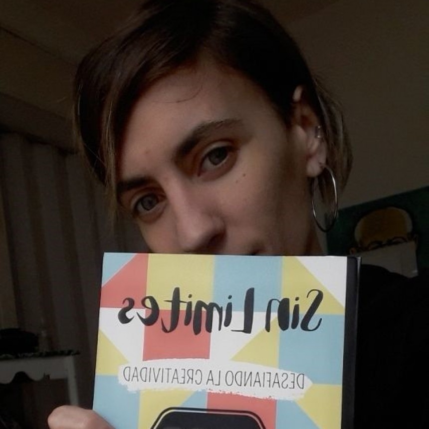 Emilia Garrote presenta su libro &lsquo;Sin L&iacute;mites&rsquo;: &ldquo;Uno de los objetivos del libro era que la persona que lo tenga lo pueda atravesar, escribirlo, cortar las p&aacute;ginas y compartirlo con otros&rdquo;