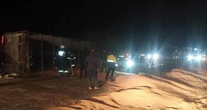 Volcó un acoplado con cereal,  que era remolcado por un camión