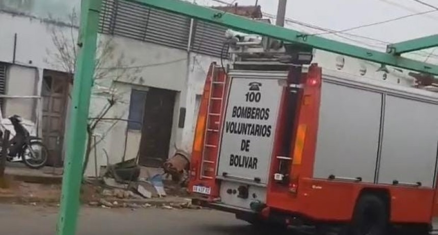 Explosi&oacute;n y derrumbe de una edificaci&oacute;n de dos planos