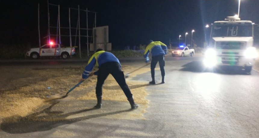 Un camión derramó parcialmente su carga en la rotonda rutas 226 y 65