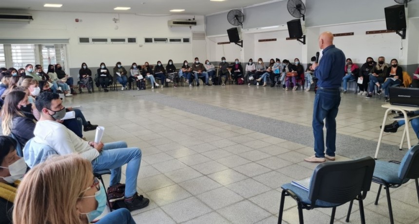 El doctor José Bucca brindó una charla para alumnas/os de la Tecnicatura en Enfermería