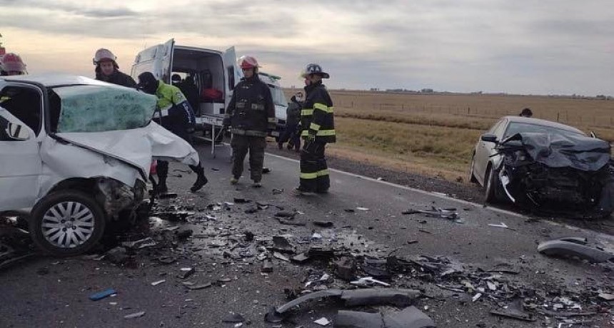 Dos personas fallecieron y otras dos resultaron heridas y fueron trasladadas a un centro de salud como consecuencia de un choque frontal