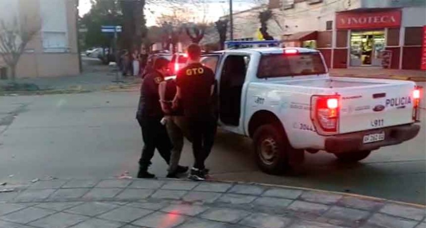 9 de Julio: Tres individuos persegu&iacute;an a una persona que ingres&oacute; a un local comercial, se metieron adentro lo golpearon, destrozaron todo y robaron dos celulares