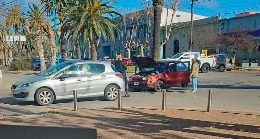 Este jueves por la mañana: colisión leve solo con daños materiales en ambos vehículos