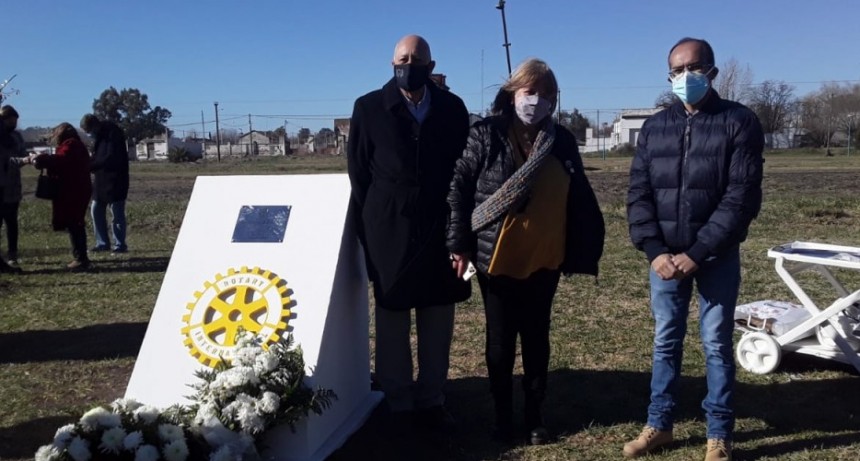 El Rotary Club reconoci&oacute; al personal de salud, descubrieron una placa en el &ldquo;Paseo Ferroviario&rdquo; y asistieron autoridades municipales