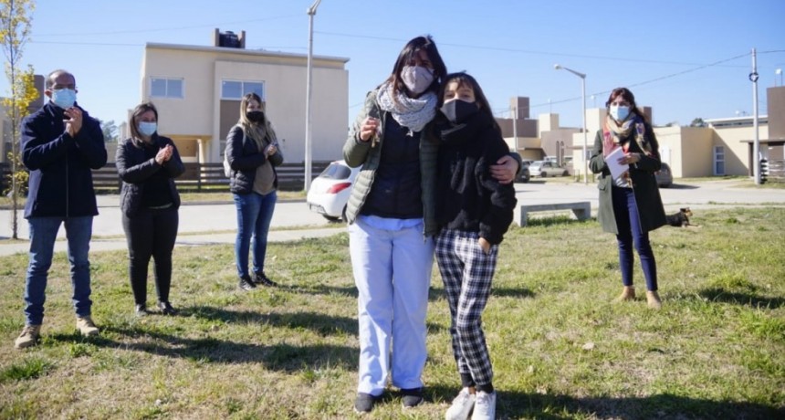 Marcos Pisano entreg&oacute; las llaves de 11 viviendas a familias bolivarenses, en el Complejo Urban&iacute;stico PROCREAR 