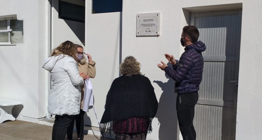 Compa&ntilde;eros y autoridades municipales recordaron a Beto &Aacute;lvarez, colocando una placa con su nombre al taller de mantenimiento del hospital Capredoni