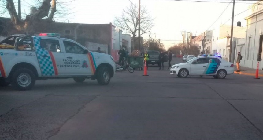 Colisión entre dos motos y una camioneta