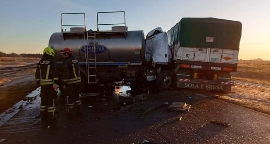 Un camionero falleció y otro resultó herido y trasladado al Hospital al chocar dos transportes de frente en ruta 33 partido de Trenque Lauquen