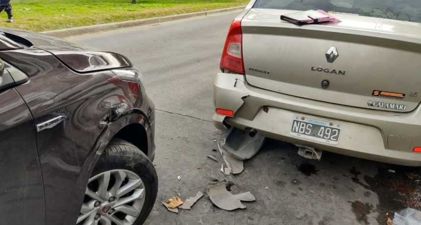Un conductor a bordo de una camioneta impactó a un vehículo, que a su vez colisionó con un auto que se encontraba estacionado