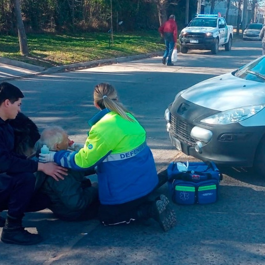 Un hombre fue trasladado al hospital tras el impacto con un auto