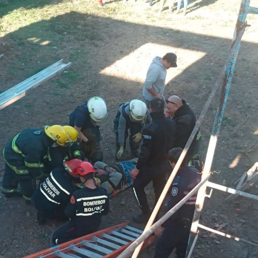 Una persona cayó desde un techo en una obra en construcción