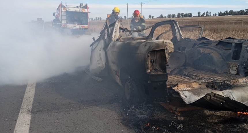 Bomberos Voluntarios acudieron al incendio de una camioneta