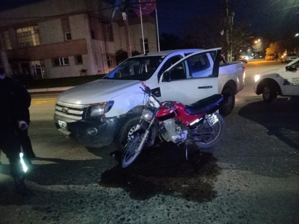 Se registró una colisión entre una moto y una camioneta