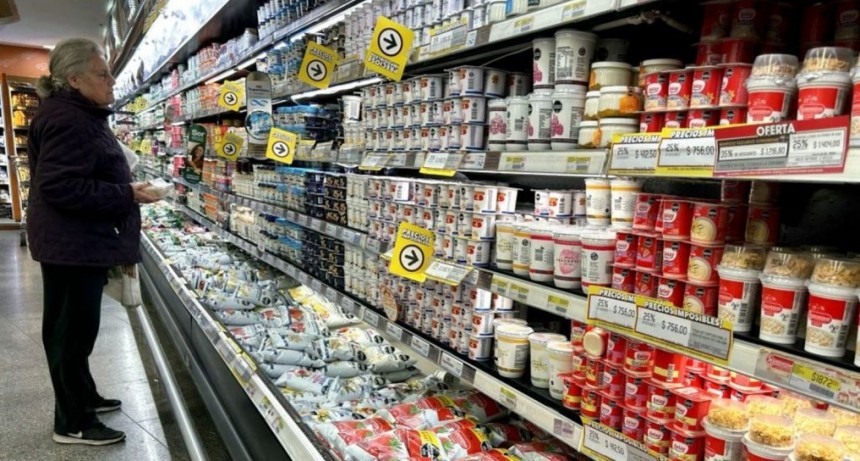 Según varias consultoras, la suba del dólar empezó a impactar en los precios