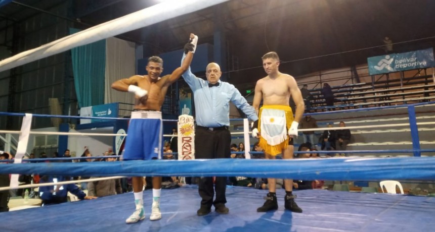 Boxeo en el Complejo República de Venezuela: José La Cobra Martínez debutó como profesional, y lo hizo con un nocaut en el tercer round