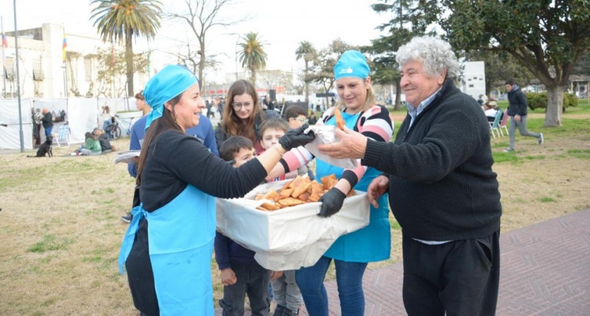 Este domingo, con más de 10 mil tortas fritas, Bolívar y su gente,  celebró el Día del Amigo