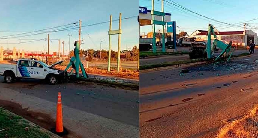 Un móvil policial impactó contra una columna de cemento, tras acudir a un llamado emergente desde barrio Vivanco