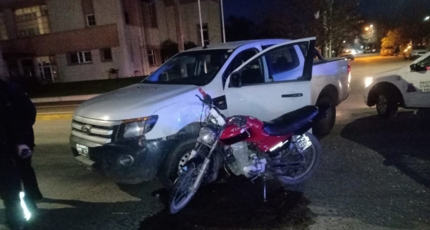 Se registró una colisión entre una moto y una camioneta