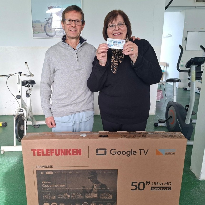 El Centro de Rehabilitaci&oacute;n Integral hizo entrega del Televisor 50' a su ganadora: Araceli P&eacute;rez de Dadante