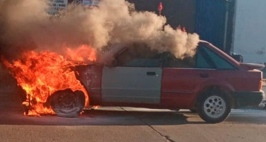 Incendio de un veh&iacute;culo en calle Sa&eacute;nz Pe&ntilde;a