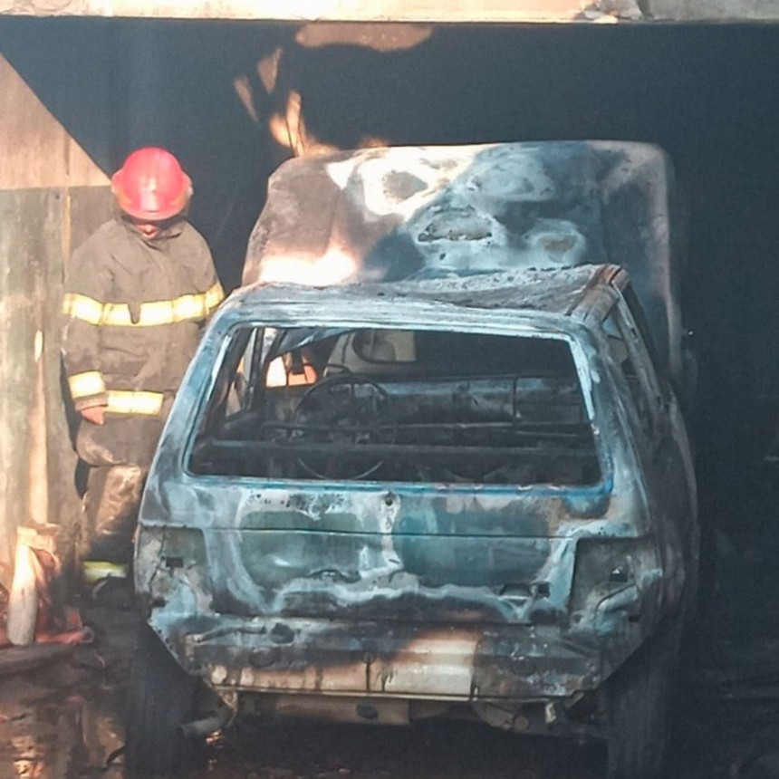 Se incendi&oacute; un veh&iacute;culo en el interior de un taller de chapa