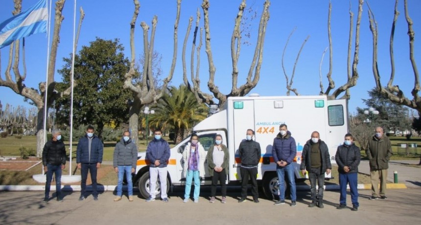 Nueva ambulancia doble tracci&oacute;n para Pirovano, la entreg&oacute; Marcos Pisano