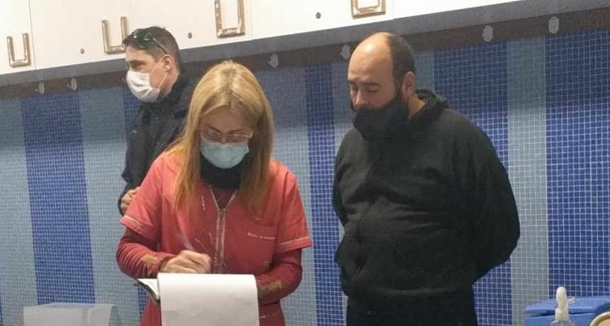 Llegaron 700 dosis de Astraz&eacute;neca como segundo componente de Sputnik V