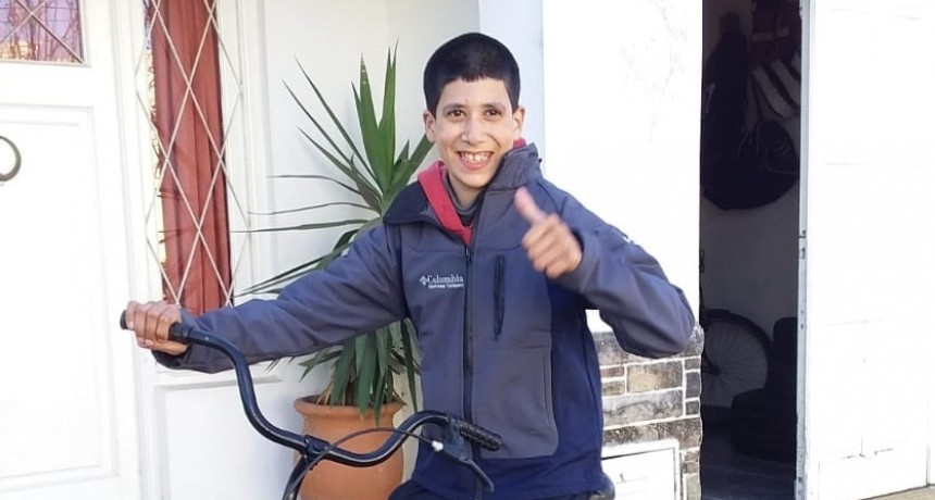 Finalmente entregamos el triciclo a Cristian, con el aporte y la solidaridad de todos