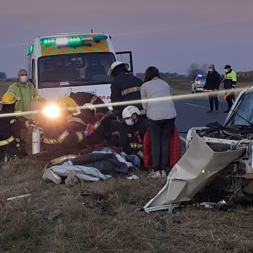 Accidente en ruta 205, dos veh&iacute;culos impactaron de frente