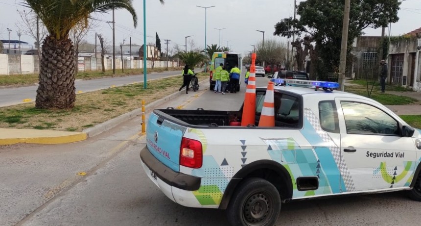 Una mujer cay&oacute; de su moto y fue trasladada hacia el hospital por prevenci&oacute;n