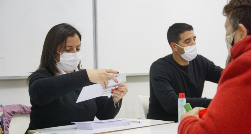 La secretaria de Desarrollo de la Comunidad, Lorena Gallego, y el director del �rea de Desarrollo Social, Alexis Pasos, acompa�ados por Pablo Soria y bajo estricto protocolo sanitario, entregaron las becas sociales a estudiantes del Partido de Bol�var