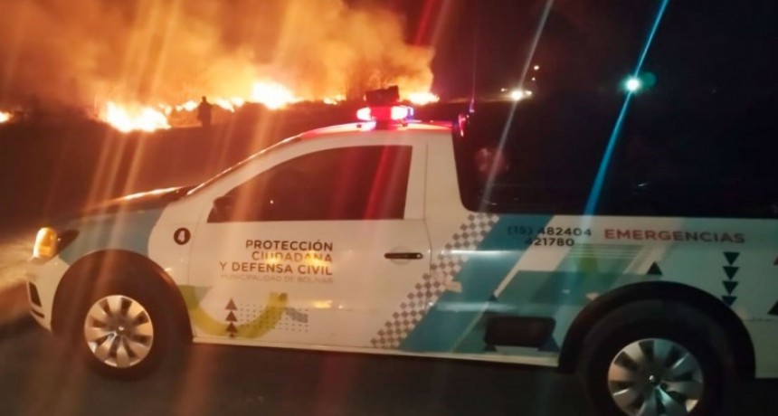 Intenso trabajo de Bomberos Voluntarios para extinguir el fuego en las v&iacute;as