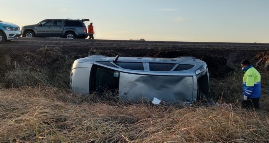Una familia de Gonz&aacute;lez Ch&aacute;vez sufri&oacute; un vuelco en ruta 65, a unos 20 kil&oacute;metros de la rotonda 65 y 205