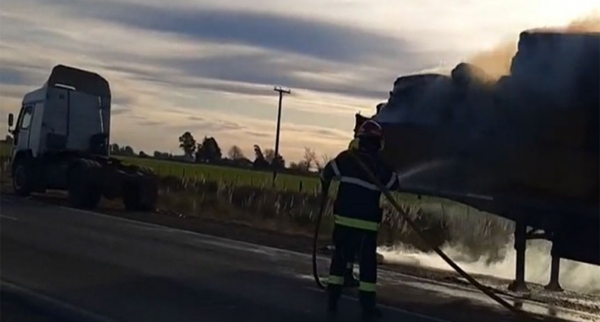 Se incendió un semi cargado de rollos de pasturas