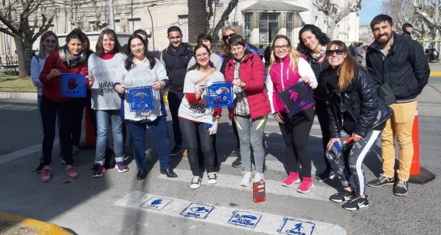 La Dirección de Políticas Públicas para Personas con Discapacidad, junto a la agrupación Miradas Atípicas y al COMUDIS, comenzaron a pintar pictogramas en las sendas peatonales del centro de Bolívar