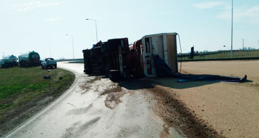 Rotonda rutas 205 y 65: Volcó un camión con un semirremolque batea cargado de cereal