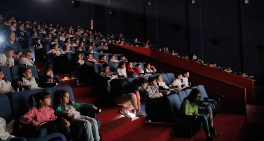 Estudiantes de la Escuela n°6 visitaron el Cine Avenida