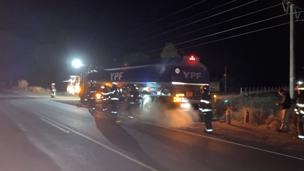 Se produjo el recalentamiento de neumáticos en transporte de combustible y debieron actuar los Bomberos Voluntarios