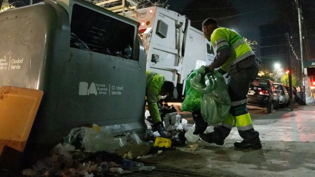Jorge Macri ordenó sancionar a quienes revuelvan la basura en los contenedores