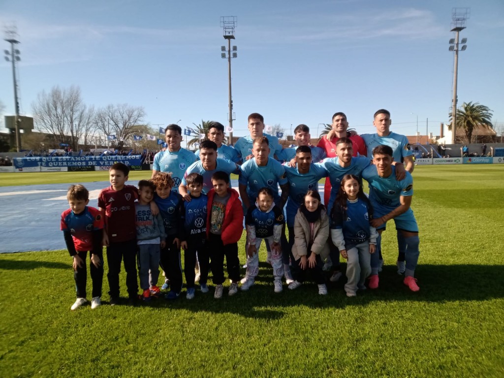 Con autoridad y buen fútbol, Club Ciudad derrotó a Olimpo de Bahía Blanca 2 a 0 y se subió a la punta, FM 10 habló con los goleadores y el guardametas local