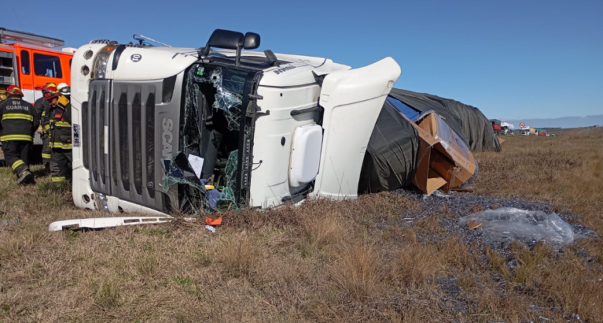 Un transporte de Bolívar volcó en Ruta 33, en FM 10 hablamos con Mario Toledo Jefe de Bomberos de Guaminí