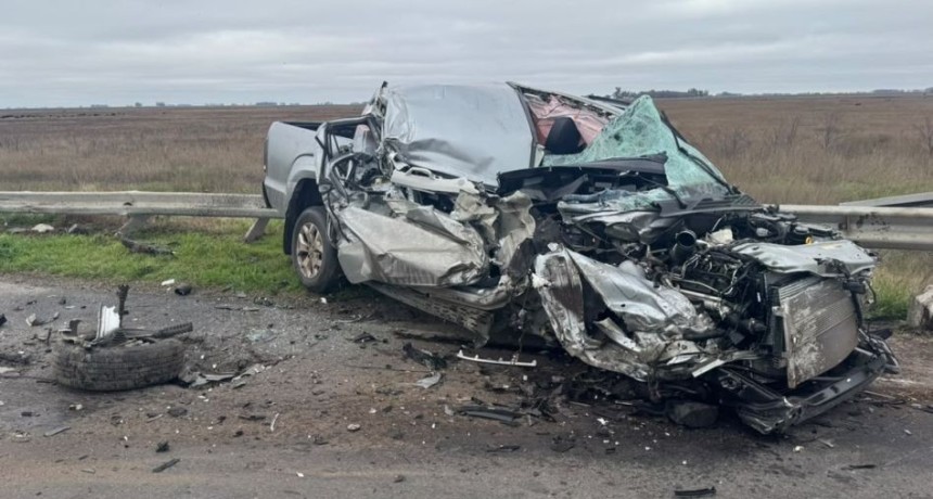 Fuerte choque entre dos camiones y una camioneta en ruta 205, los dos bolivarenses involucrados se encuentran fuera de peligro
