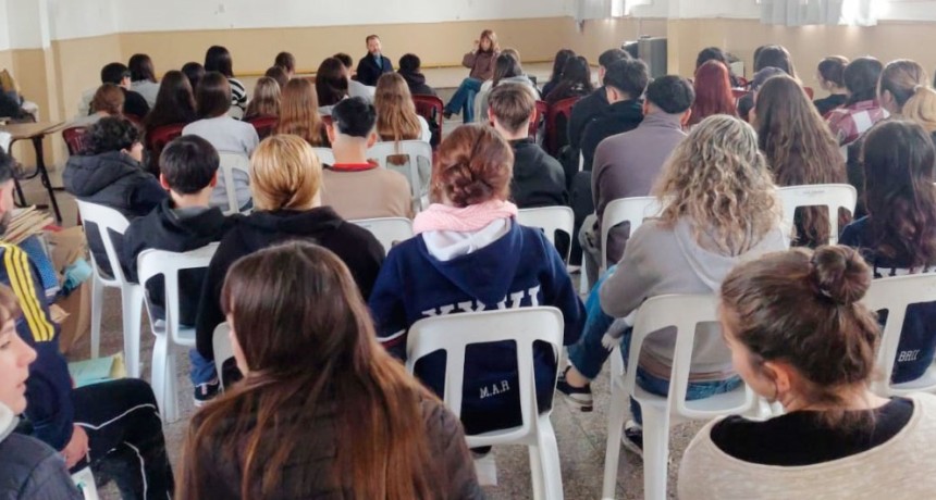 Se realiz&oacute; la presentaci&oacute;n del libro sobre el Soldado Horacio Echave en la Escuela Secundaria N&deg;3 de Urdampilleta