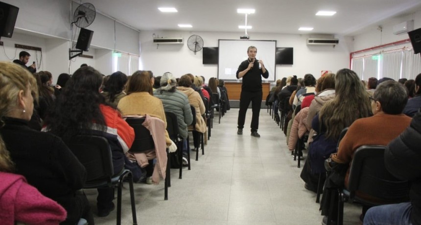 M&aacute;s herramientas para cuidar: 180 personas comenzaron con la capacitaci&oacute;n para Cuidadores y Acompa&ntilde;antes de Personas Mayores, que se dicta en el Centro Regional Universitario hasta el mes de septiembre
