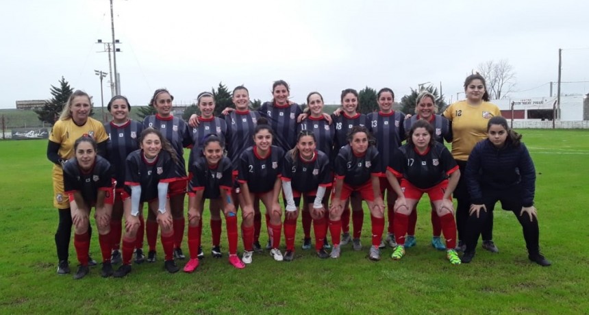 A pesar de la lluvia, las chicas pudieron salir a la cancha y completar la jornada