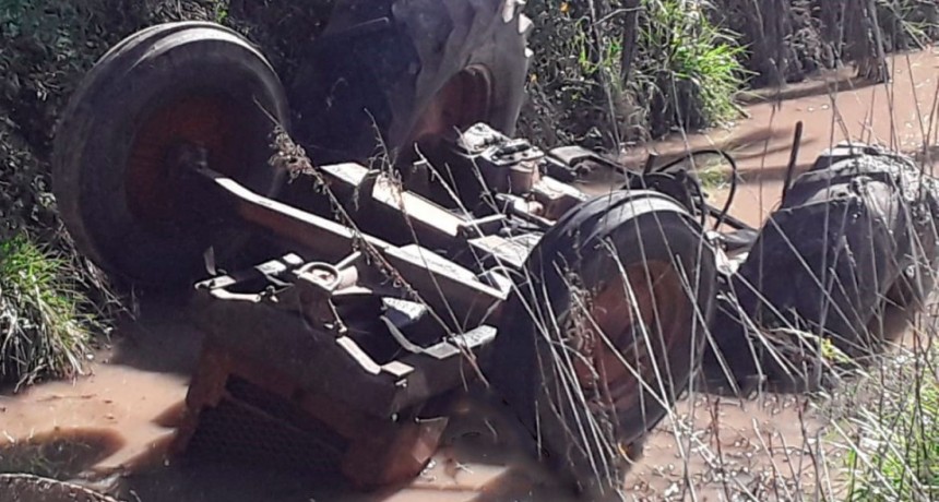 Un joven empleado rural perdi&oacute; la vida al caer con un tractor en un canal de desag&uuml;e